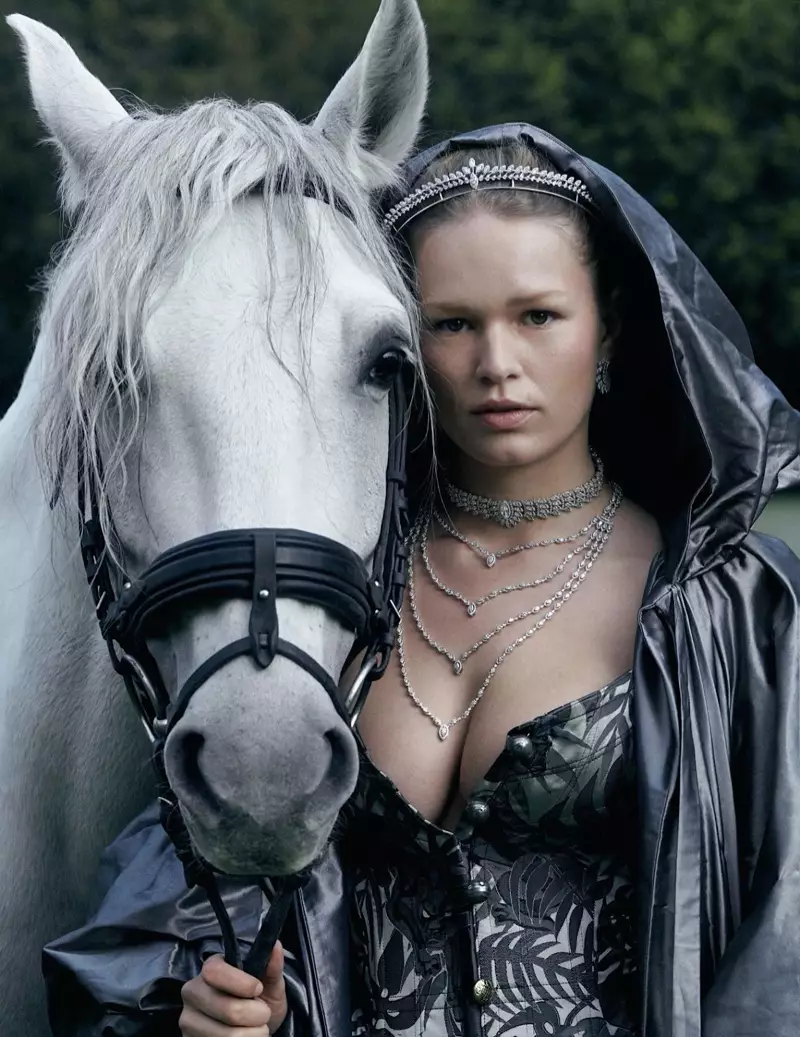 Anna Ewers bländar på kungligt mode för Vogue Paris