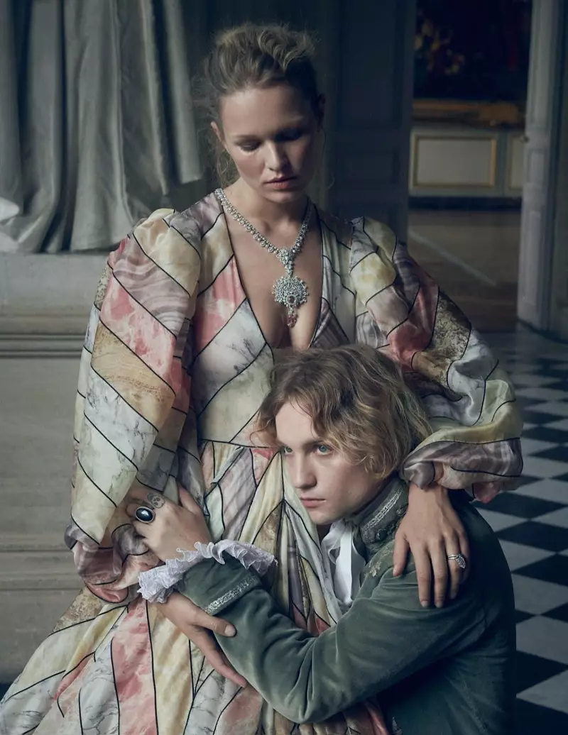 Анна Эверс дар мӯди шоҳона барои Vogue Paris ҳайратангез аст