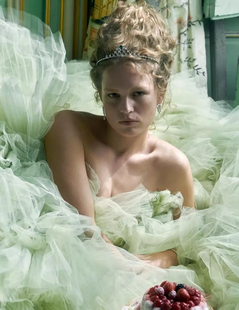 Anna Ewers Vogue Pari Paris üçin Regal Modada ajaýyp