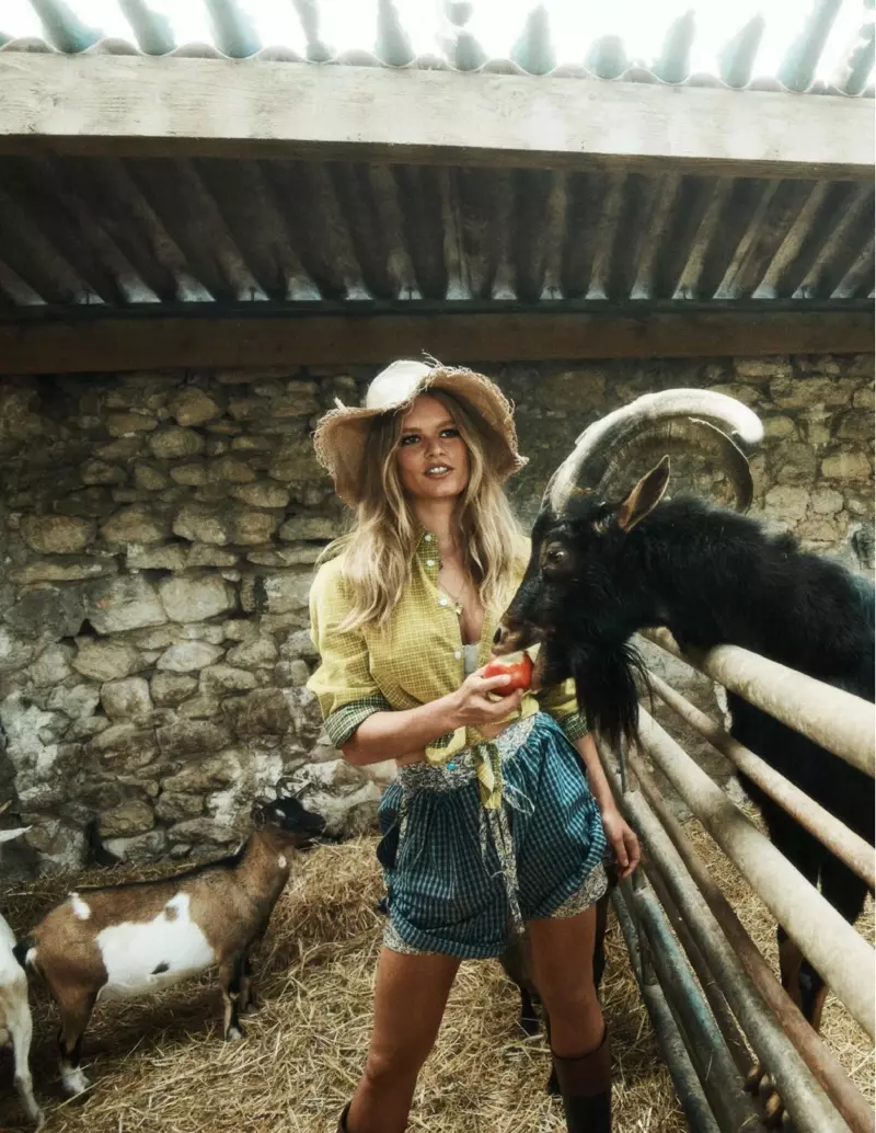 Anna Ewers Vogue París Country Farm Animal Fashion Ritstjórn