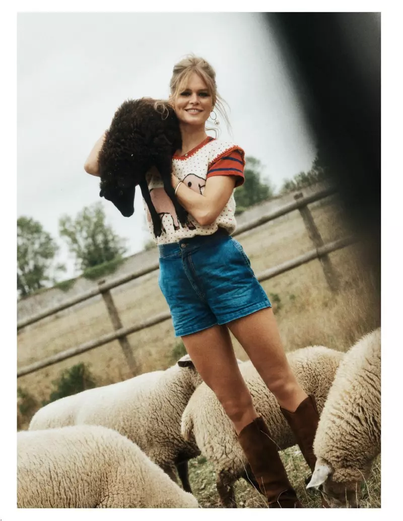 Anna Ewers modeluje modną farmę w Vogue Paris