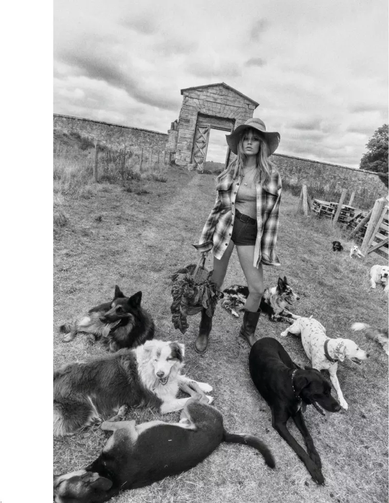 Anna Ewers Models Fashionable Farm Naghahanap para sa Vogue Paris