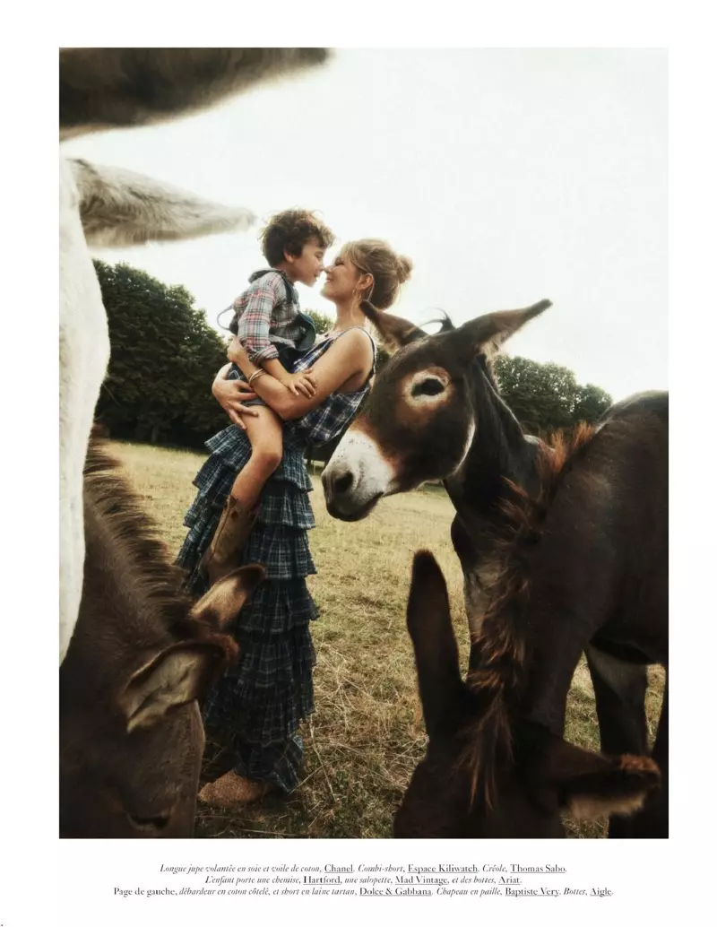 Anna Ewers modelleert modieuze boerderijlooks voor Vogue Paris