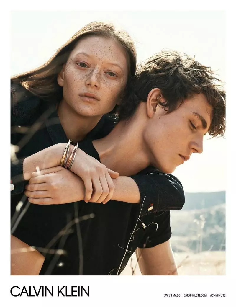 Sara Grace Wallerstedt i Alec Pollentier davant de la campanya primavera-estiu 2018 de Calvin Klein Watches