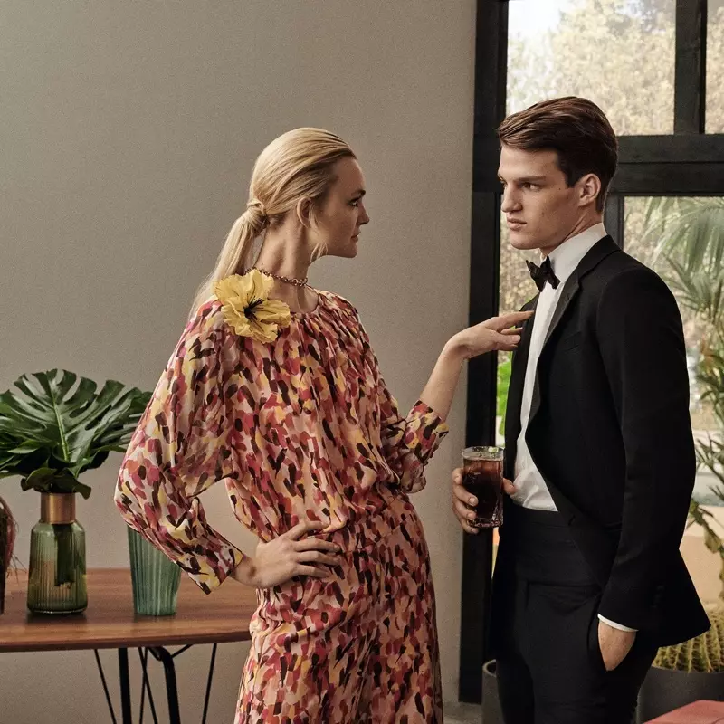 Caroline Trentini lan Matteo Ferri pose kanggo pandhuan tren musim semi-musim panas 2020 Max Mara.