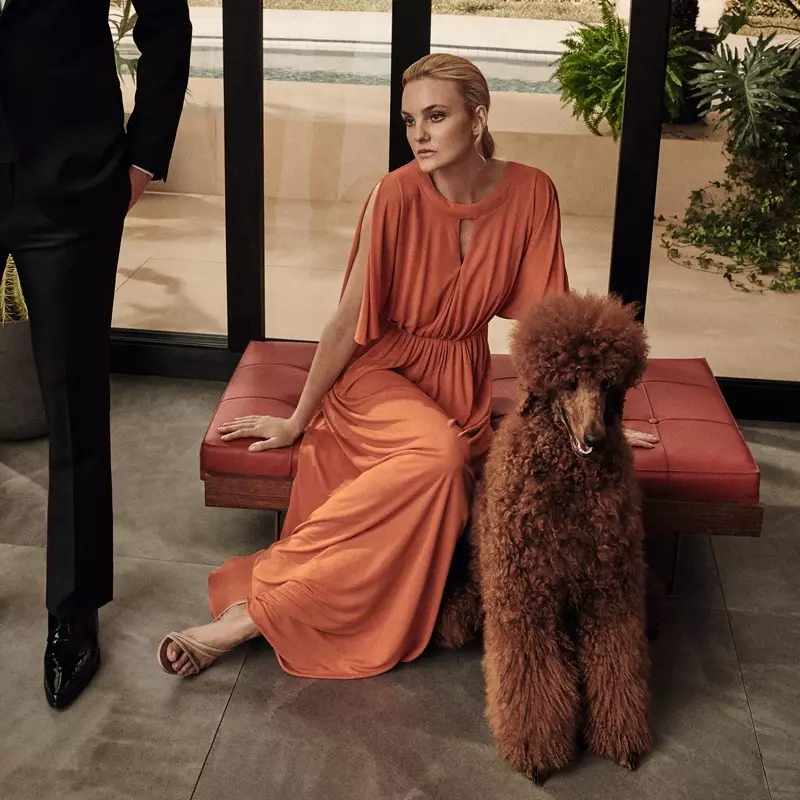 卡羅琳·特倫蒂尼 (Caroline Trentini) 身著 Max Mara 連衣裙，與一隻毛茸茸的狗一起擺姿勢。