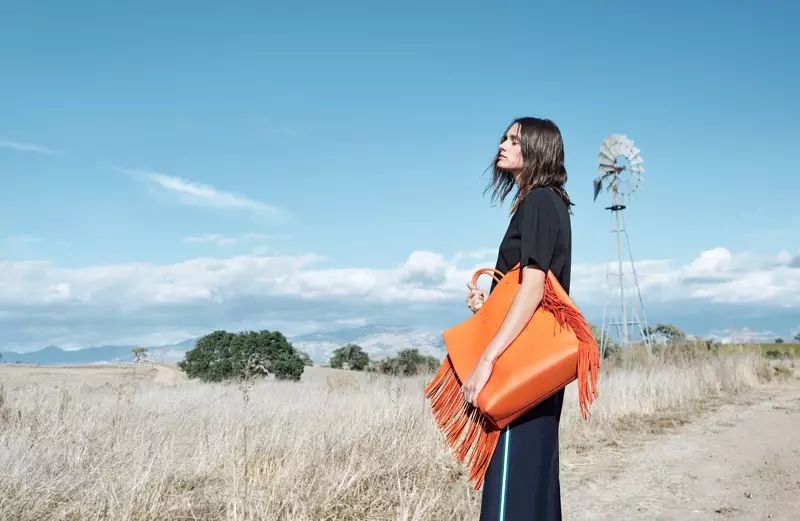 Si Leila Goldkuhl nag-pose nga adunay orange nga bag sa CK Calvin Klein's spring-summer 2018 nga kampanya