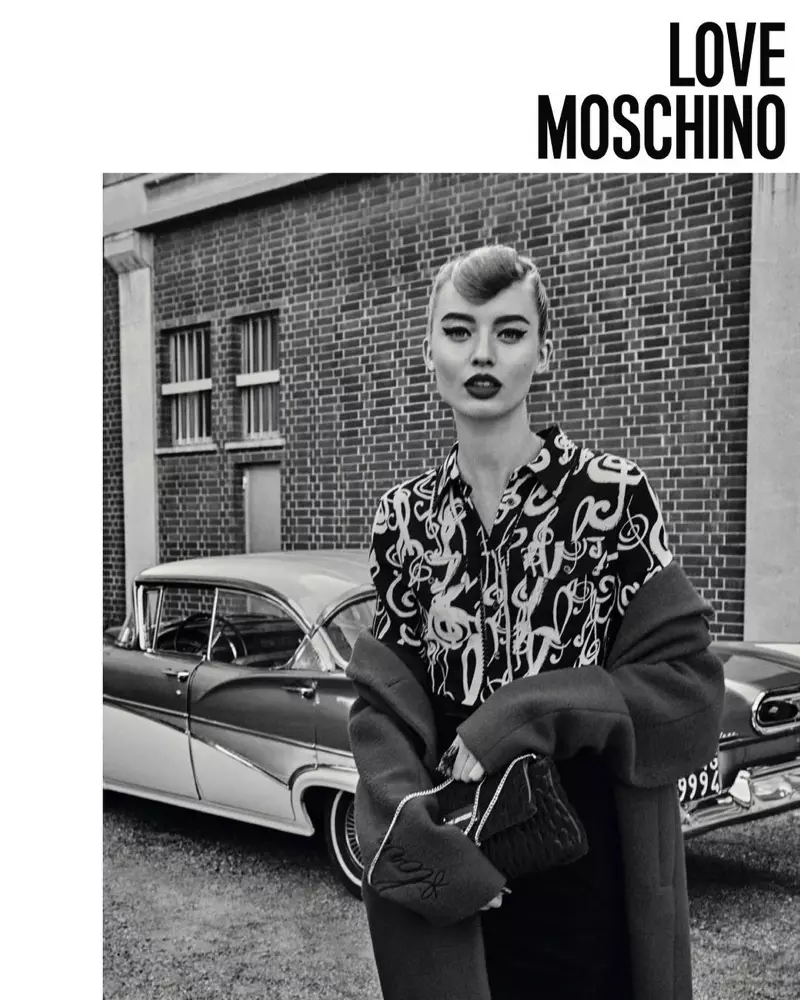 Hlub Moschino showcases rockabilly style rau nws lub caij nplooj zeeg-lub caij ntuj no 2017 phiaj los nqis tes