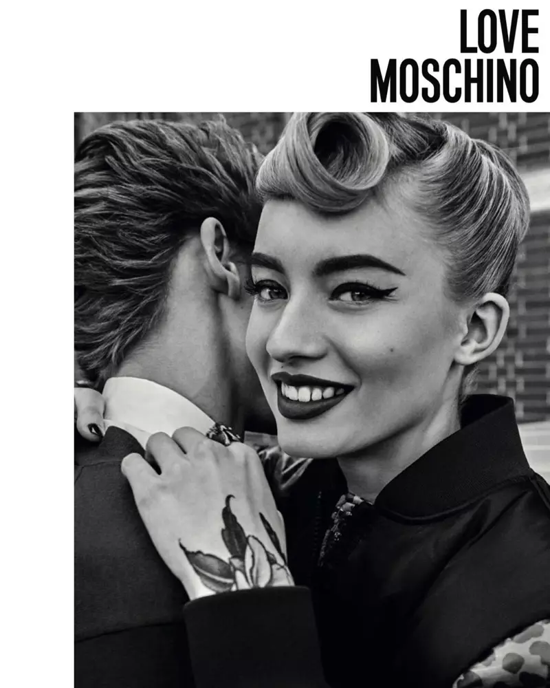 Giulia Maenza mengenakan gulungan kemenangan dalam kampanye musim gugur-musim dingin 2017 Love Moschino