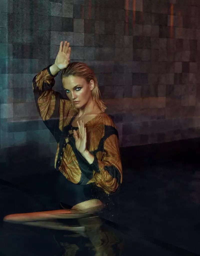 Modell Caroline Trentini võtab Agua de Coco 2020 ujumisriiete kampaanias omaks prindid.