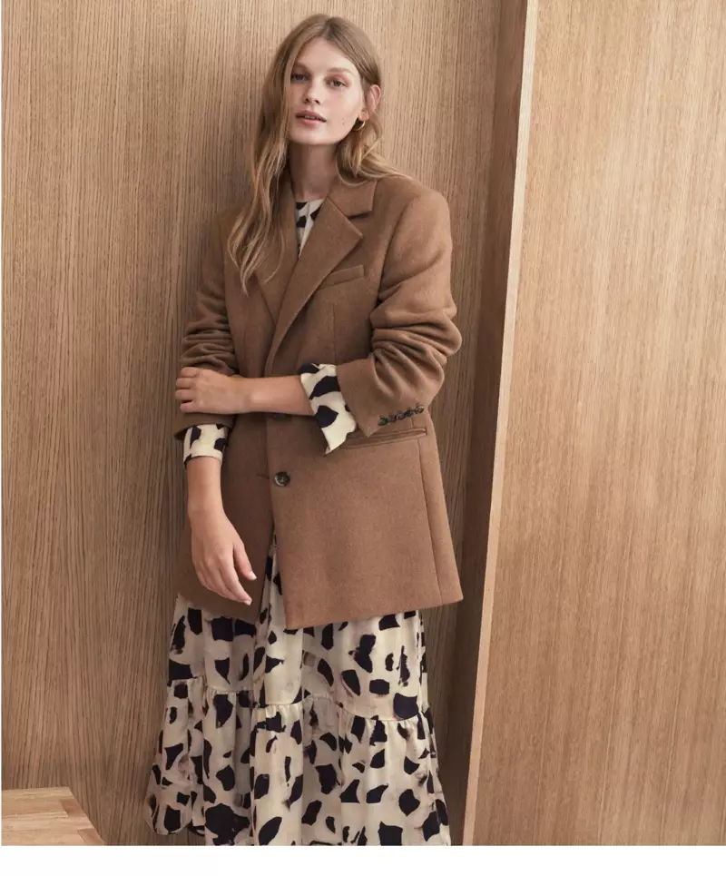 सोफिया मेचेटनर H&M शॉर्ट वूल-मिश्रित कोट आणि नमुना असलेला रेशीम ड्रेस घालते