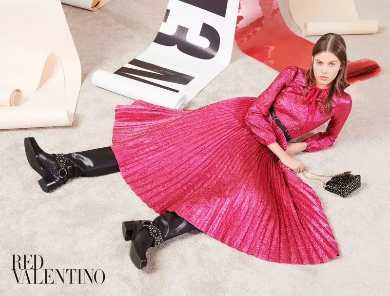 Бара Подзимкова RED Valentino 2018 көз-кыш кампаниясендә алсу күлмәк киеп йөри