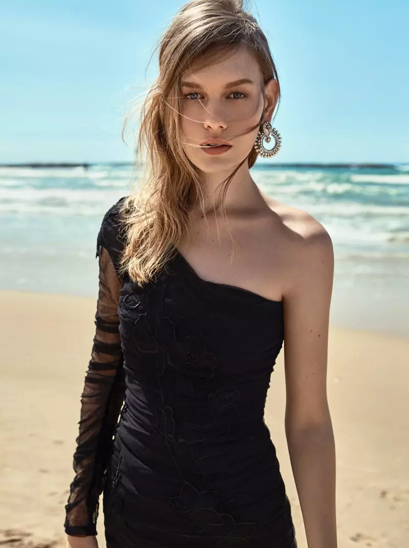 Sofia Mechetner modelleer swart uitrustings by die strand vir TELVA Tydskrif