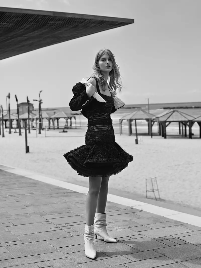 Sofia Mechetner modellerer sorte outfits på stranden til TELVA Magazine