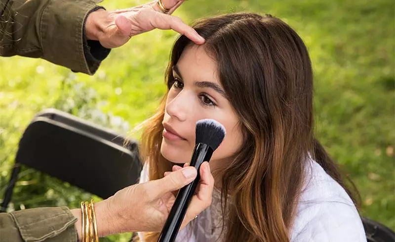 Kaia Gerber får en touch-up på Marc Jacobs' Daisy-duftreklamekampagne