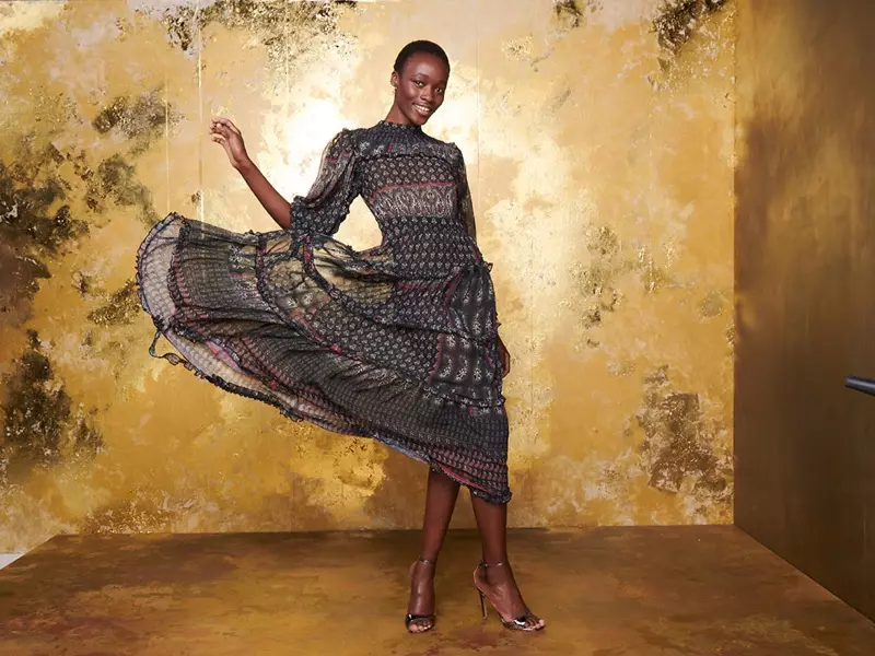 Michele Opiyo poseert voor de Topshop Kerst 2020-campagne.