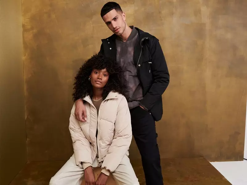 Chey Maya a Frënd Ashton Gohil virum Topshop Chrëschtdag 2020 Kampagne.