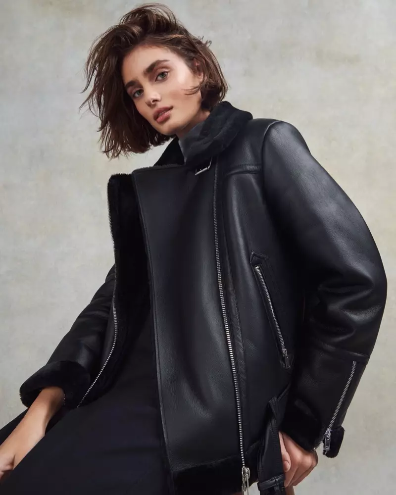 De Model Taylor Hill huet eng Liederjacket an der Topshop Chrëschtdag 2020 Kampagne.