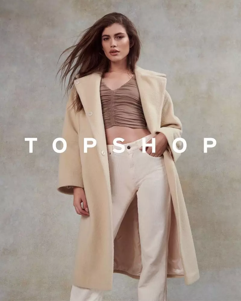 Valentina Sampaio este fata campaniei Topshop de Craciun 2020.