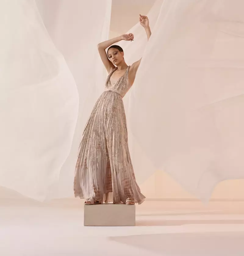 Selena Forrest nosi sanjivu haljinu u DIor kampanji za proljeće 2019