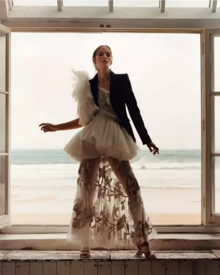 Vivien, Felice e Imaan vão à beira-mar na campanha de primavera 2020 de Alexander McQueen