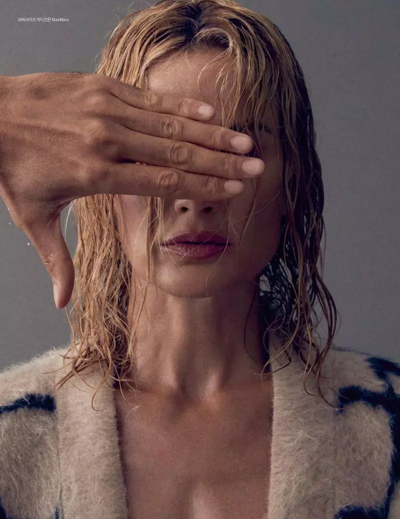 Carolyn Murphy Charms, Harper's Bazaar Kore için Max Mara'da