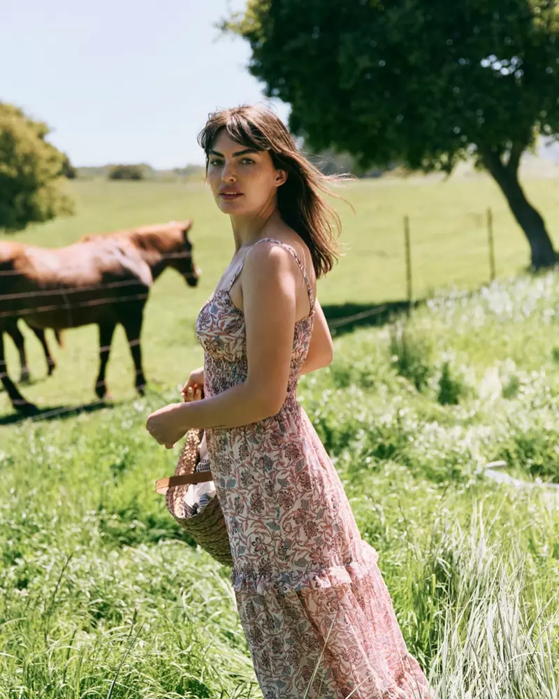 Alyssa Miller 在 Anthropologie 野餐風格指南中擺姿勢。照片：格雷厄姆鄧恩