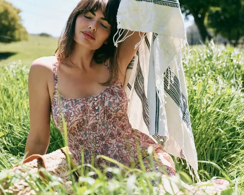 Alyssa Miller posa en la guía de estilo de picnic de Anthropologie. Foto: Graham Dunn