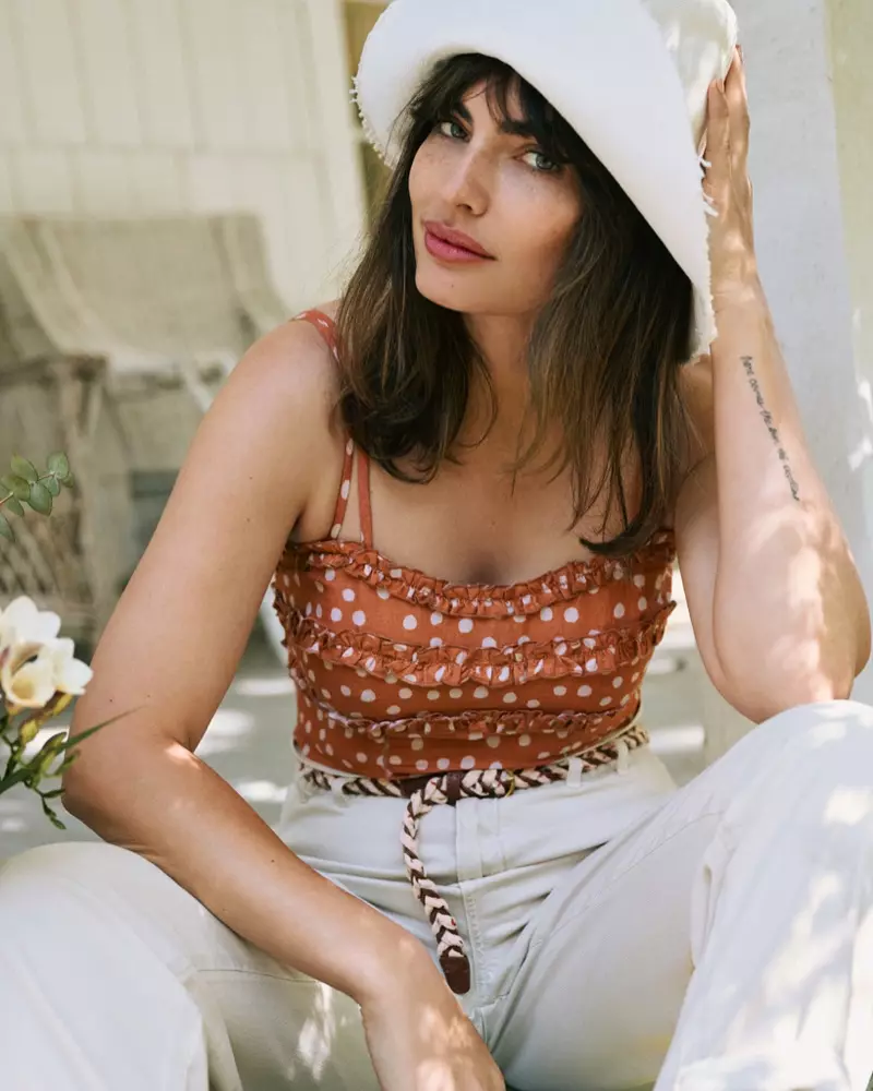 Alyssa Miller duro ni Anthropologie picnic ara itọsọna. Fọto: Graham Dunn