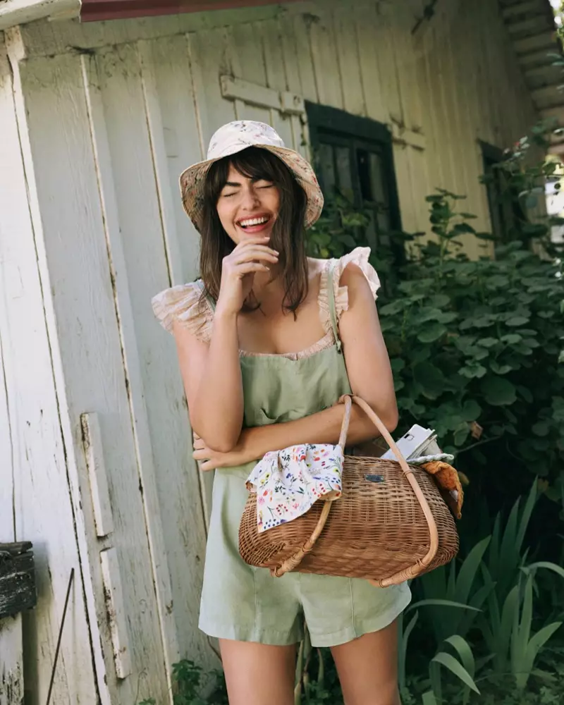 Alyssa Miller poserer i Anthropologie picnic style guide. Foto: Graham Dunn