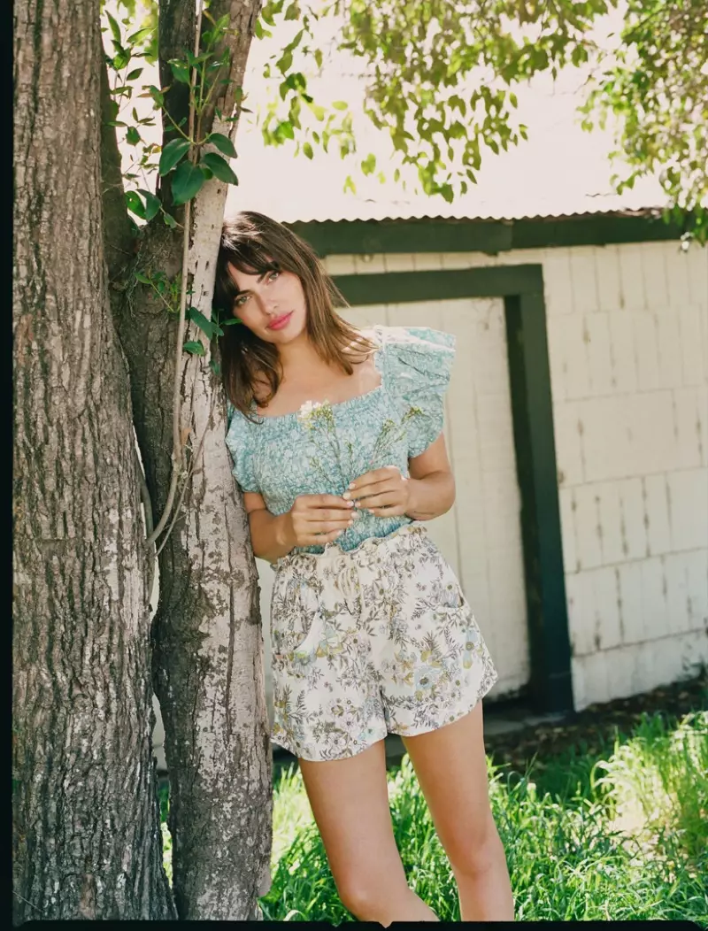 Alyssa Miller 在 Anthropologie 野餐風格指南中擺姿勢。照片：格雷厄姆鄧恩