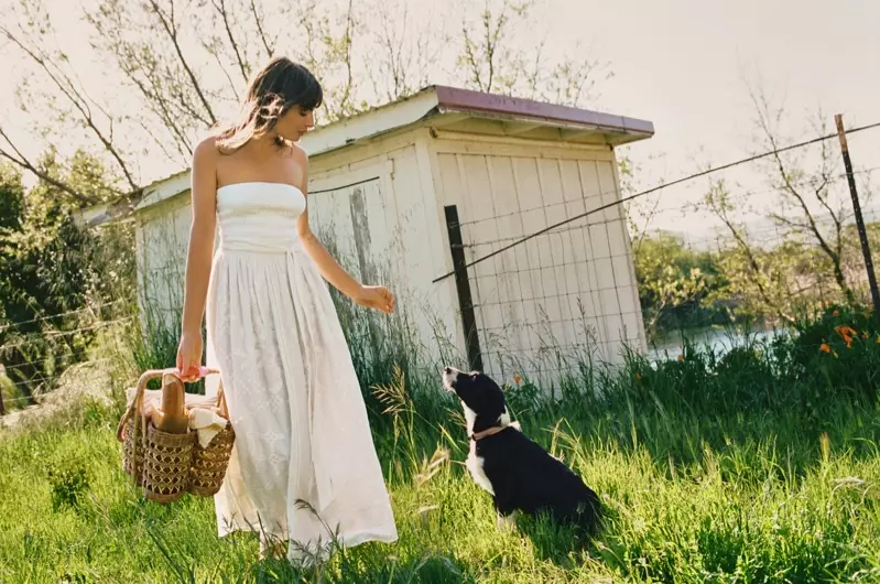 Alyssa Miller 在 Anthropologie 野餐風格指南中擺姿勢。照片：格雷厄姆鄧恩