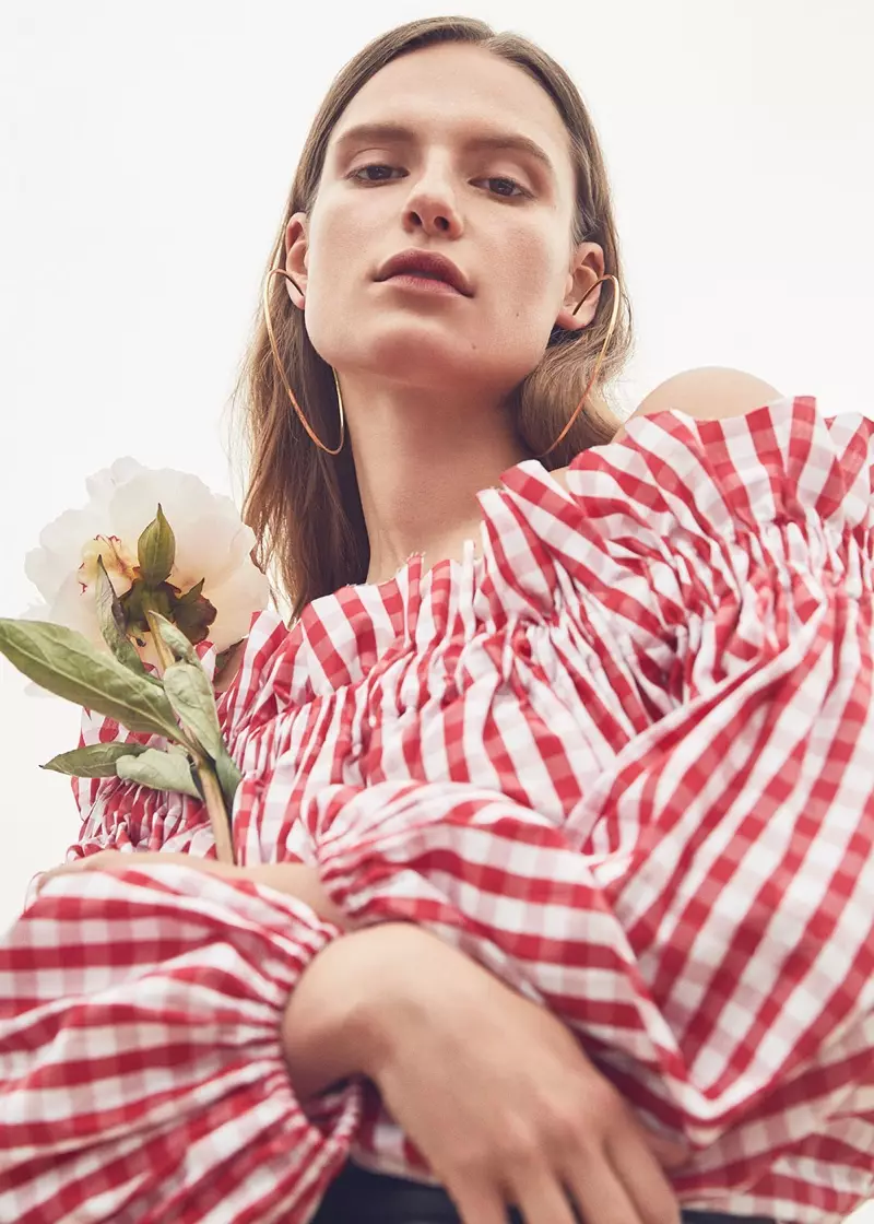 Almeida ni Marques para sa FWRD Off Shoulder Gingham Blouse na $350 at Magda Butrym Large Hoop Earrings $558