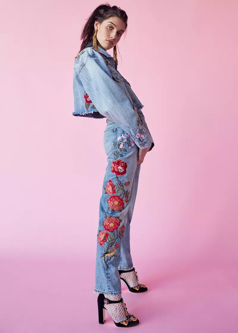 GRLFRND foar FWRD Cropped Boyfriend Denim Trucker Jacket en Helena High-Rise Straight Jeans. Dolce & Gabbana Jewel Fersierde Fluwelen T-riem hakken en Oscar de la Renta Classic Long Chain Tassel Earrings.