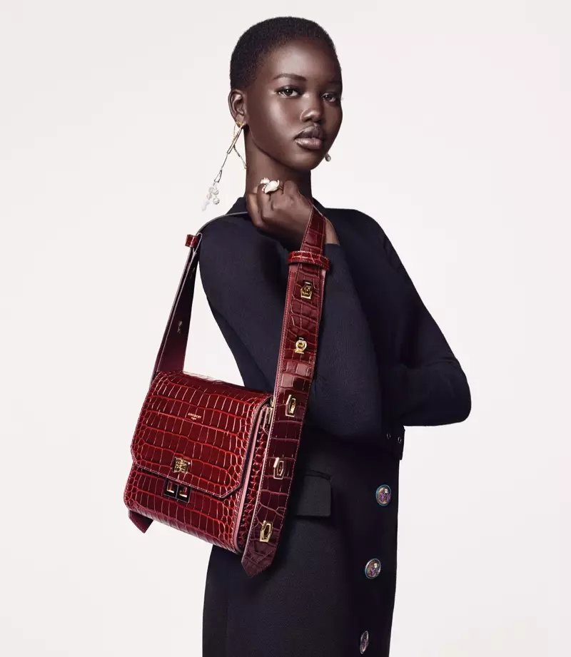 Adut Akech gvidas la kampanjon aŭtuno-vintra 2019 de Givenchy Winter of Eden