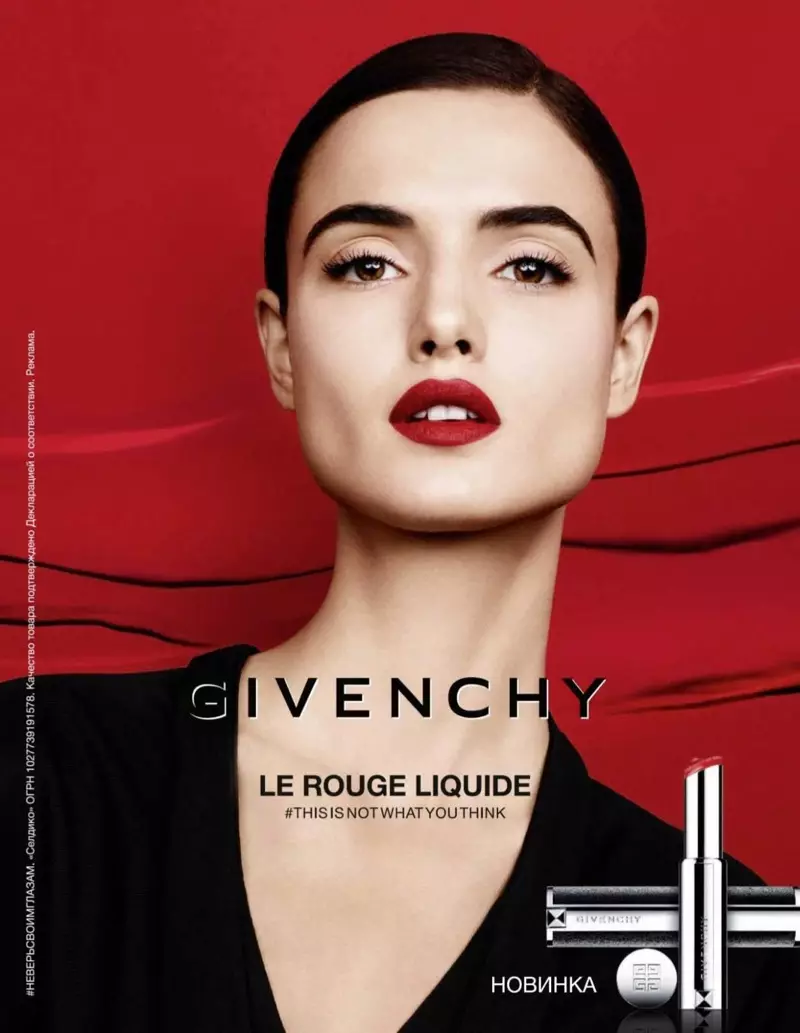 Blanca Padilla nosi škrlatno šminko za kampanjo Givenchy Le Rouge Liquide