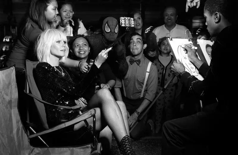 Heidi Klum si siede per il ritratto di un artista per le strade di Hollywood. Foto: Rankin/Fame.