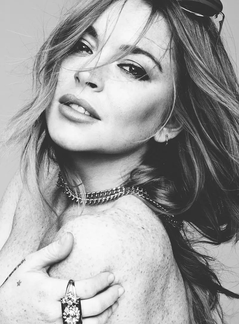 Lindsay Lohan pozon topless në imazhin bardh e zi për Hunger Magazine fotografuar nga Rankin.