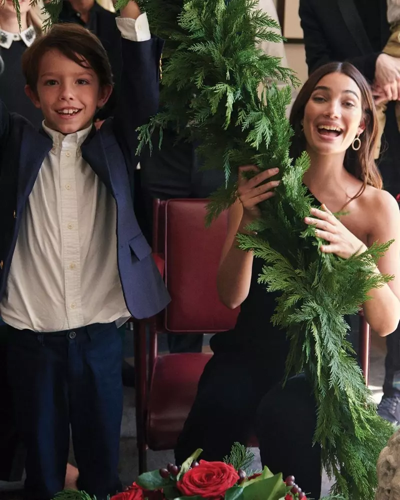 Posando en su casa en Nashville, Tennessee, Lily Aldridge es toda sonrisas para la campaña navideña 2020 de Lauren Ralph Lauren.