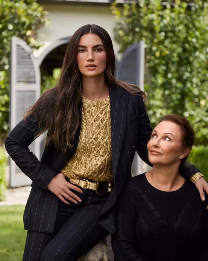 Lily Aldridge och mamma Laura poserar för kampanjen Lauren Ralph Lauren Holiday 2020.