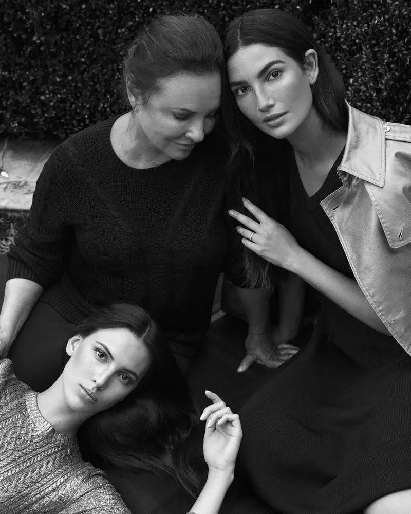 Lily Aldridge bergambar dengan ibu Laura dan kakak Ruby untuk kempen Lauren Ralph Lauren Holiday 2020.