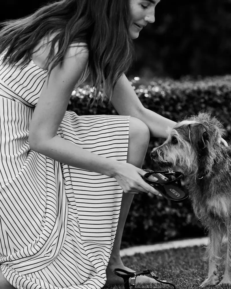 Lily Aldridge poserar med en hund för Lauren Ralph Lauren vår-sommar 2020-kampanj