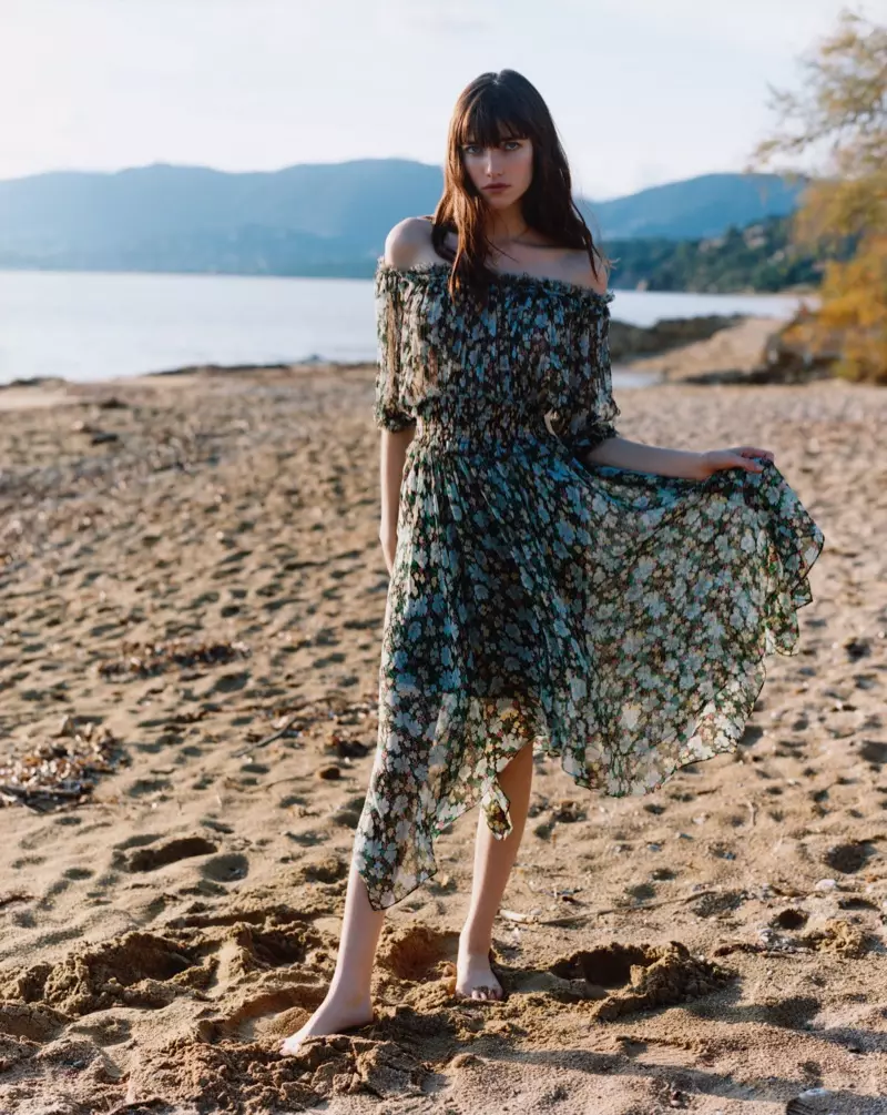 In posa sulla spiaggia, Grace Hartzel è la protagonista della campagna Maje primavera-estate 2019