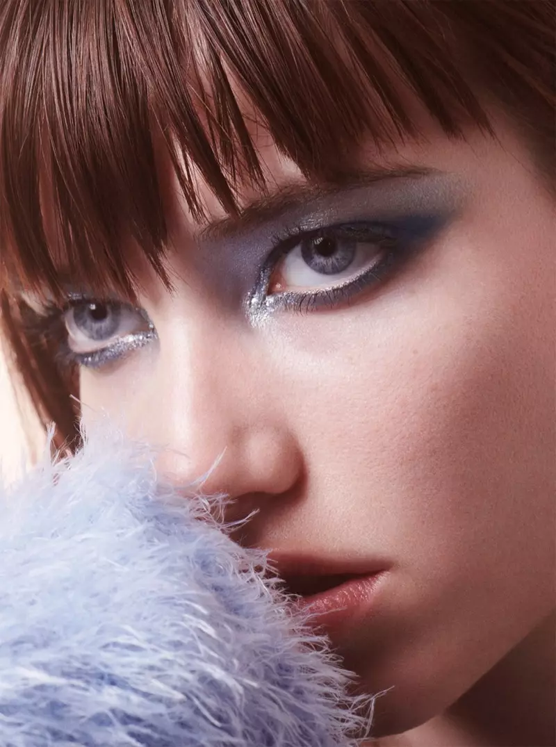 Grace Hartzel modellerar en glittrig ögonmakeup-look