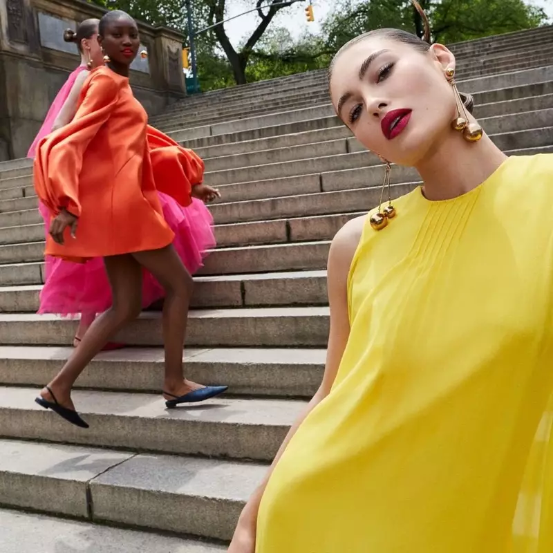 Eniola Abioro နှင့် Grace Elizabeth ရှေ့မှ Carolina Herrera ဆောင်းရာသီ 2019 ကမ်ပိန်း