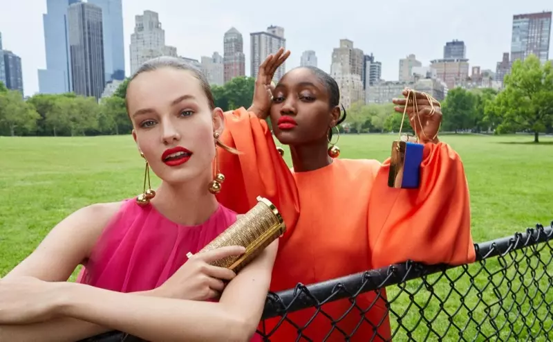 Sara Van der Hoek et Eniola Abioro apparaissent dans la campagne automne-hiver 2019 de Carolina Herrera