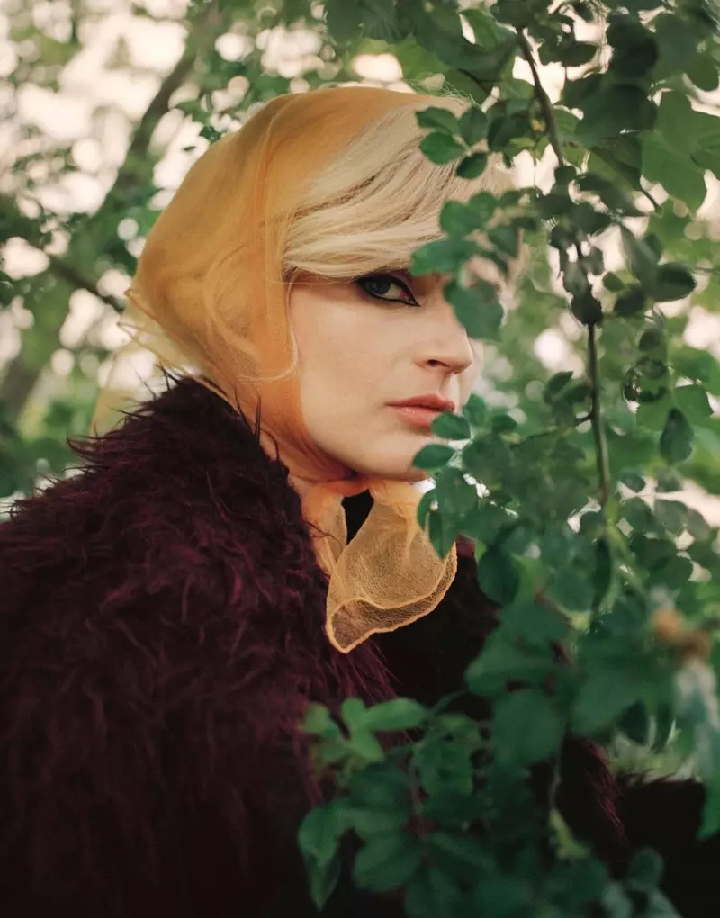 Guinevere van Seenus ໃສ່ Luxe Faux Fur ສໍາລັບວາລະສານ PORTER