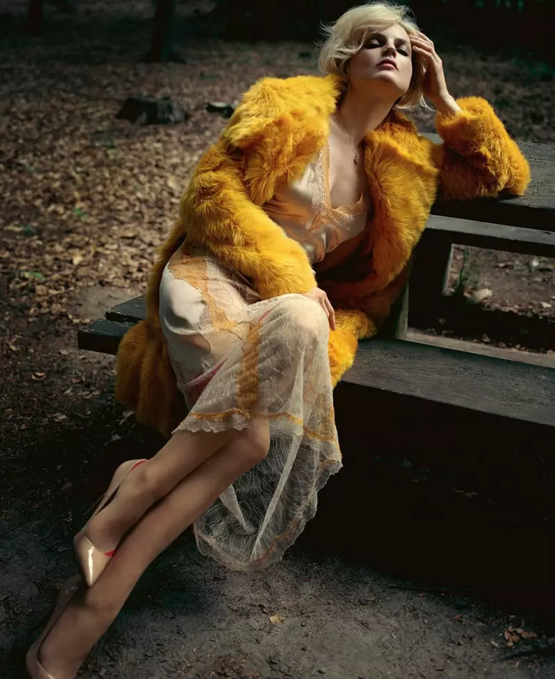 Ang Guinevere van Seenus ay Nagsusuot ng Luxe Faux Fur para sa PORTER Magazine