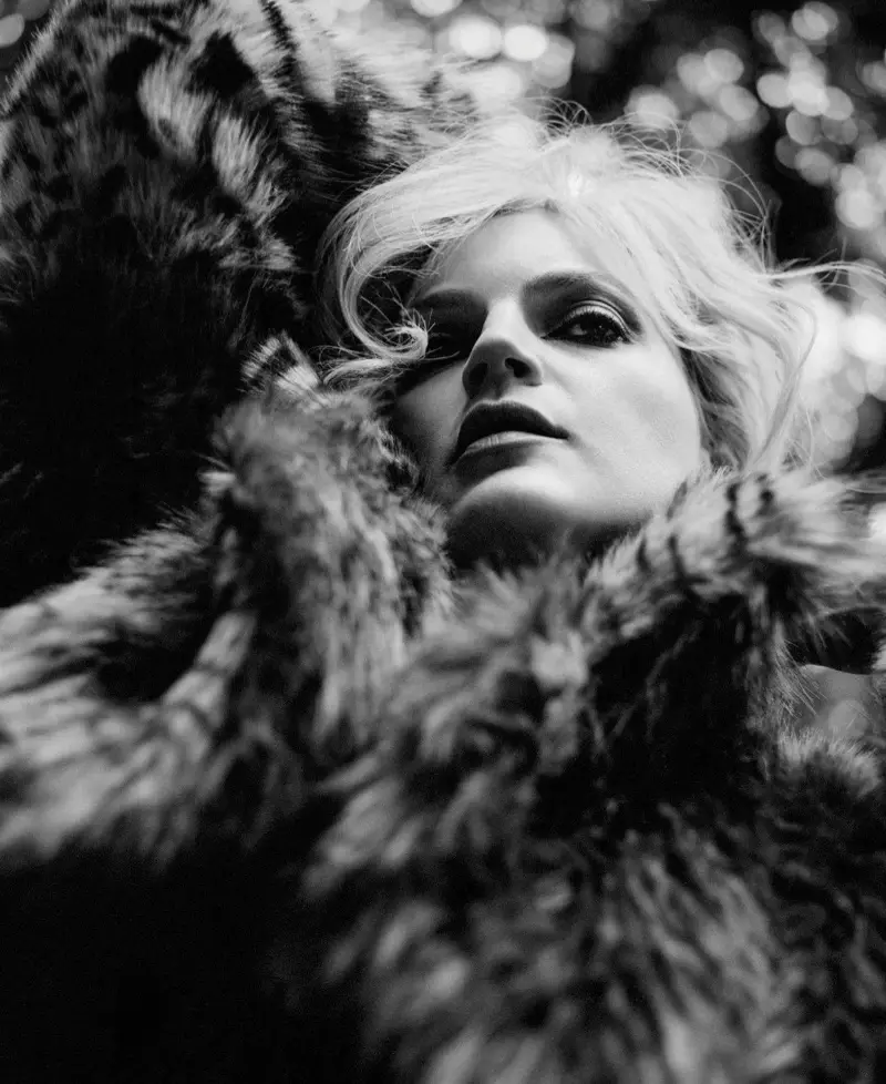 Guinevere van Seenus PORTER میگزین کے لیے Luxe Faux Fur پہنتے ہیں۔