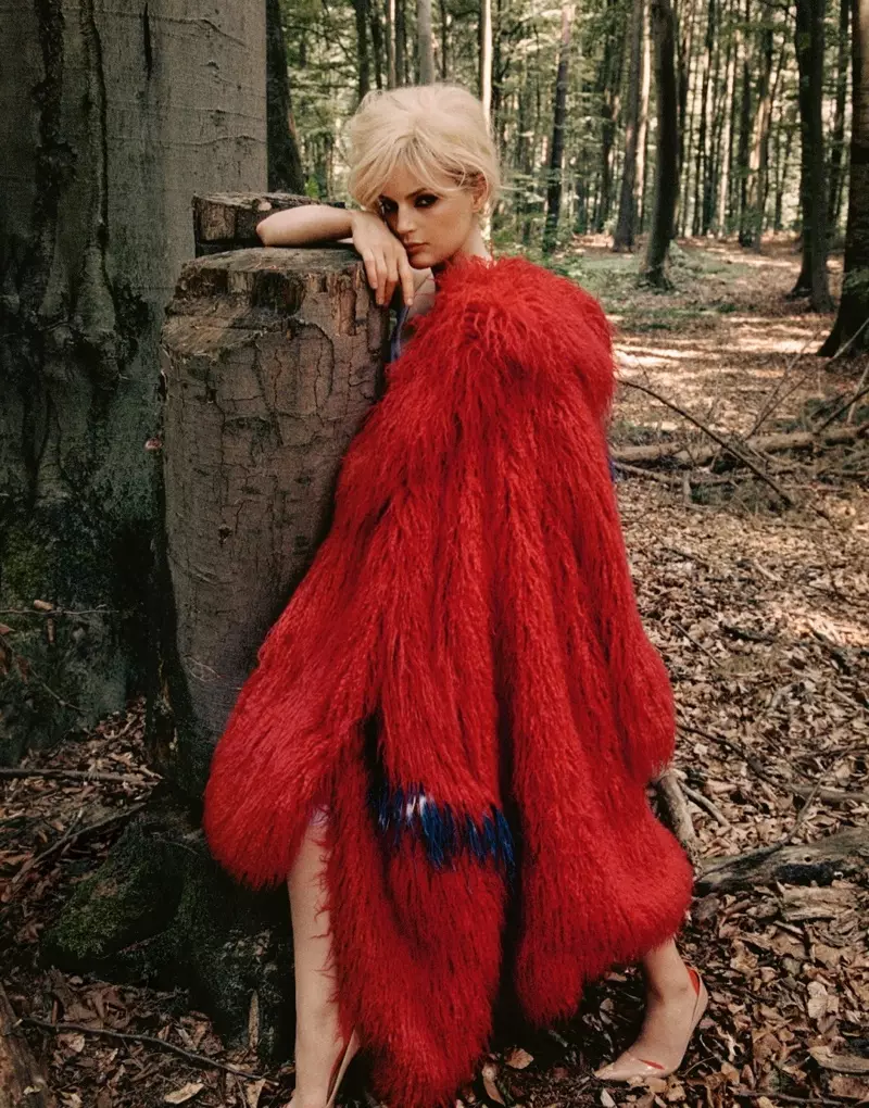 Guinevere van Seenus dia mitafy Luxe Faux Fur ho an'ny PORTER Magazine